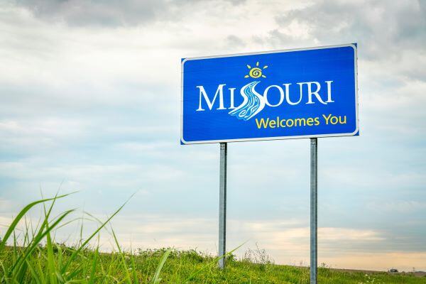 Missouri welcomes you blue sign on the side of the road